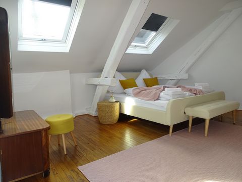 The cozy apartment is located in the immediate vicinity of Alzey's old town. The markets, the castle, the Nikolaikirche and numerous shops are right on the doorstep. In our exclusively furnished bedrooms, you rest on high-quality mattresses. Here you...