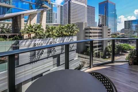 ATTENTION INVESTORS - MOST DESIRABLE AND ONLY LINE IN BUILDING WITH 2 QUEEN BEDS PLUS DEN. Own a piece of the SLS LUX lifestyle and the hottest and most desirable hotel and location in Brickell! Unit fully furnished with option of daily AIRNBNB renta...