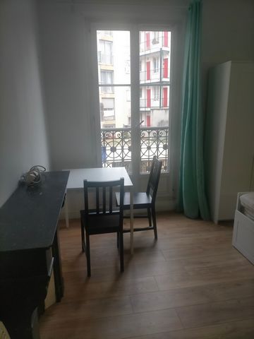 Furnished studio of about 17 m², in perfect condition, consisting of a living room with a fitted kitchen, washing machine, bathroom (shower, toilet, washbasin). Close to amenities and transport (metro, market...).