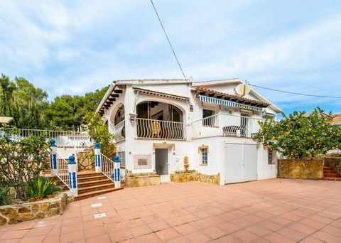 Villa with 3 bedrooms, swimming pool, private garden, garage and storage room, on a plot of 800 m2. It has a privileged location close to the village of Moraira, just two minutes walk from the shopping centre of Pepe la Sal on the road from Moraira t...
