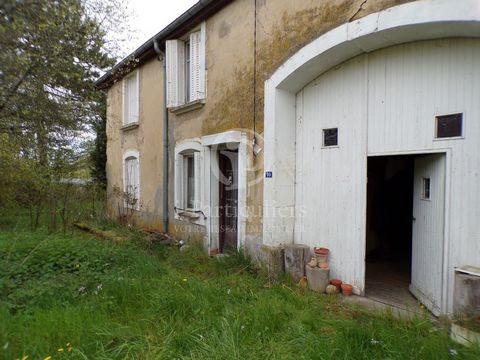 Character house of 145 m2 on a wooded plot of 1881 m2, consisting of 4 bedrooms, an old kitchen with alcoves and a kitchen from the 80s. It consists of an old pigsty converted into a laundry room of about 37 m2, as well as an old stable and a barn pa...