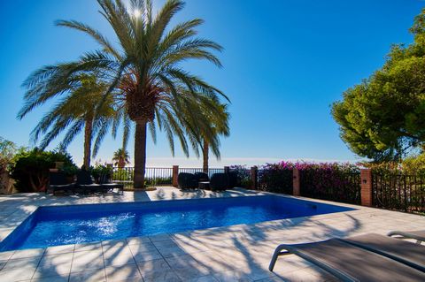 Stunning Villa in Capellania Benalmadena Malaga with panoramic views We offer this renovated villa with panoramic sea views in the upper part of Capellania with walking distance to shops and restaurants in the Higueron area Single storey villa contai...