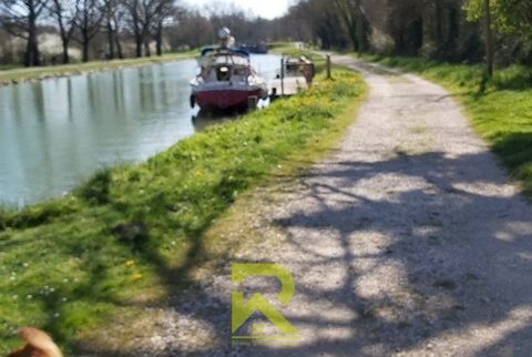 On the banks of the Canal du Midi, R+1 house with garden and small garage tastefully renovated, you enter a pleasant bright living room with open-plan kitchen which remains fully equipped, upstairs two beautiful bedrooms, one of approximately 22m², a...