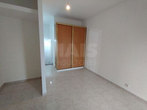 Apartment T4 Duplex, refurbished. With garage box. Good areas. Rooms with wardrobe. Accessible balcony from the kitchen, living room and on the top floor, identical balcony. Double glazed windows. Living room with fireplace and stove. 6th floor in a ...