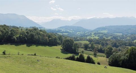 One of the last pretty plots of land available in a village 5 minutes from Arudy, in a magnificent location with exceptional views of the Pyrenees. With a total area of 4690 m² including 1140 m² in a building zone and the rest consisting of lovely wo...