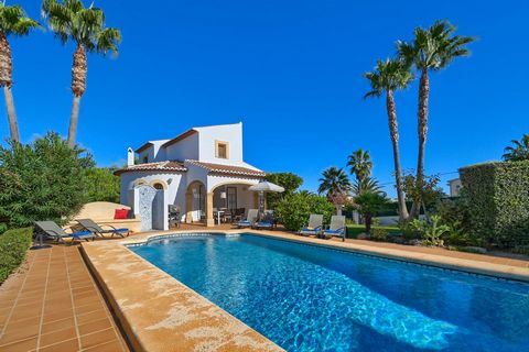 Villa classique et confortable à Javea, Costa Blanca, Espagne avec piscine privée pour 6 personnes. La maison de vacances est située dans une région balnéaire et résidentielle. La villa a 3 chambres à coucher et 2 salles de bain, réparties sur 2 étag...