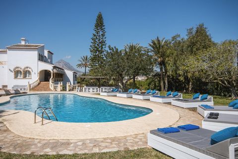 Villa grande y confortable en Jávea, Costa Blanca, España con piscina privada para 22 personas. La casa está situada en una zona residencial de playa, cerca de restaurantes, bares y supermercados, a 1 km de la playa de El Arenal, Jávea y a 1 km de Me...