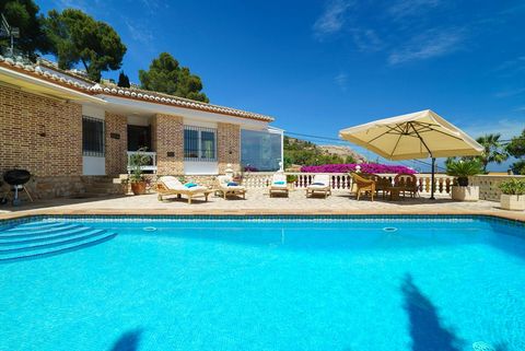 Wunderschöne Luxus Villa mit privatem Pool in Javea, Costa Blanca, Spanien für 4 Personen. Das Haus liegt in einer residentiellen Umgebung, etwa 1 Km entfernt vom Strand von La Grava, Puerto, Javea und etwa 1 Km entfernt von Mediterraneo, Javea. Das ...