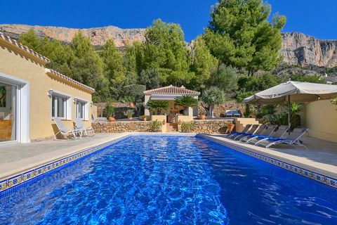 Schöne und komfortable Villa mit privatem Pool in Javea, an der Costa Blanca, Spanien für 4 Personen. Das Haus liegt in einer residentiellen Umgebung. Das Haus hat 2 Schlafzimmer und 2 Badezimmer. Die Unterkunft bietet viel Privatsphäre, einen schöne...