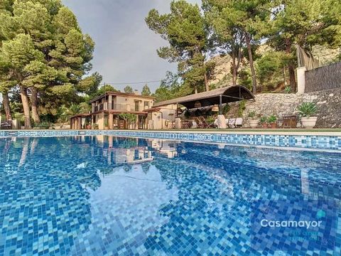 Exclusive charming farm comCasamayor presents this exclusive farm in Elda at the foot of the Peña del Sol mountain, discover every corner of its plot where each space will captivate you with its different charms, such as its spectacular large sculptu...
