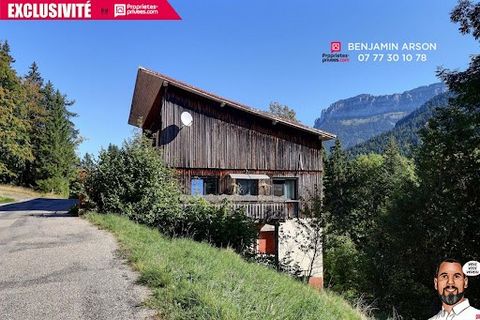 Large house in the heart of the Chartreuse, composed of a main house of 150m² on the ground floor, 2 apartments (T2) and a studio, on a plot of 4700m². A total floor area of almost 570m². This property will be suitable as a primary residence or renta...
