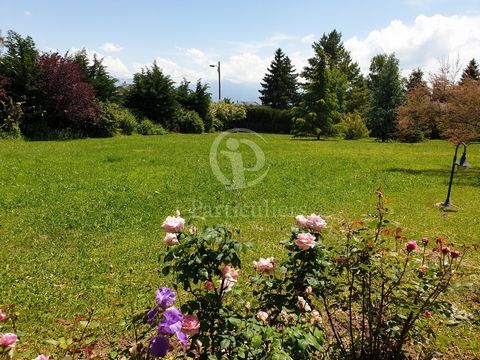 Very rare in the sector! Flat land of 950 m2 in the heights of Vétraz-Monthoux, residential and very popular area. Parcel division. Superb land entirely wooded and totally quiet. Privileged environment. Viability nearby. Very good exposure. Panoramic...