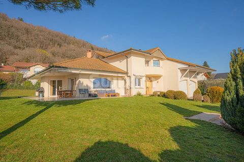Ref 796SR: Divonne-les-Bains, a few minutes from the city center, close to amenities, you will be charmed by this 9-room detached house built on 3 levels on a plot of 3,500m2 entirely wooded and fenced with heated swimming pool and unobstructed view ...