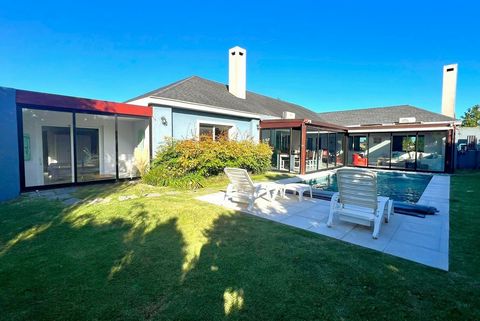 This blue villa, owned by a Swiss, is located in the exclusive private area, Viñedos de la Tahona, just 15 minutes from Carrasco, 20 minutes from Montevideo and 7 minutes from Montevideo International Airport. The property has an area of 1100 square ...