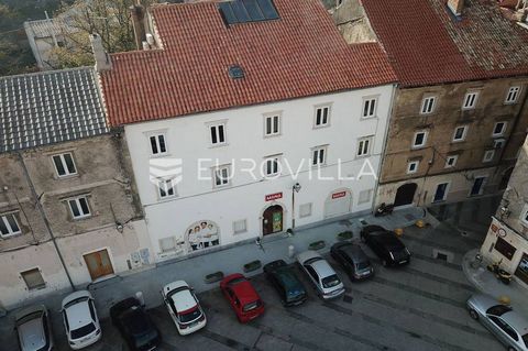 Senj, street business space / shop NKP 170.94 m2 in the city center, large front windows 17m on the main square. The space consists of two interconnected spaces 94.23 m2 and 76.71 m2 each with its own bathroom. It currently operates as a textile trad...