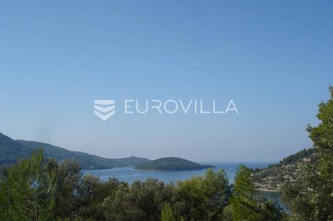Korčula, Vela Luka, an attractive building plot located on a slope, due to which it has a beautiful view of the sea. All infrastructure is next to the plot, paved road, electricity, water. Due to its large area, it offers many different possibilities...