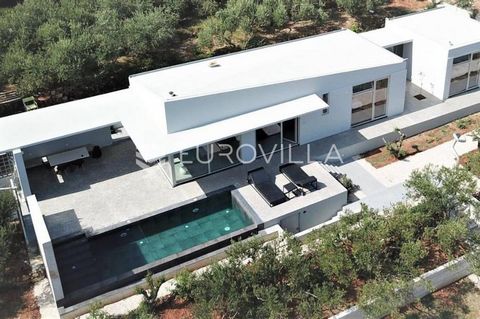 Vis, NEWLY CONSTRUCTED, luxury villa of 117 m2 on a plot of 680 m2 with an open view of the sea and the city. It is located in an ideal location, only 400 meters from the see, in the immediate vicinity of all necessary amenities. It consists of a lar...