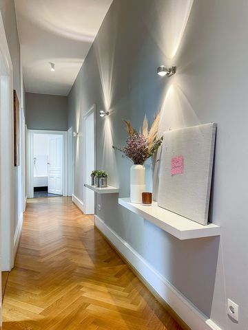 The 140m² apartment is located in a listed old building and awaits you with a stylish and modern design. The location is ideal: You can look forward to walks on the adjacent banks of the Neckar, walk to Luisenpark or into the city center. It is in cl...