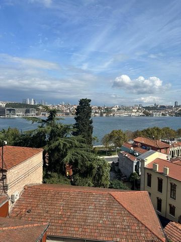 This special view building is located in famous Balat area of Istanbul  3 min. to Historical Bazaar & famous cafes  4 min. to Touristic zone 3 Floors  2  units of 1+1 bedroom flats 2 kitchens - 2 bathrooms  Building needs renovation  Flats can be air...