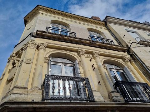 I offer you in the very center of VENDOME, this building of 424 m² with its shop, overlooking three streets. It consists on the ground floor: - a shop with a back room of 94 m², a toilet, a cellar - a studio of 19.16 m² On the 1st floor - a studio of...
