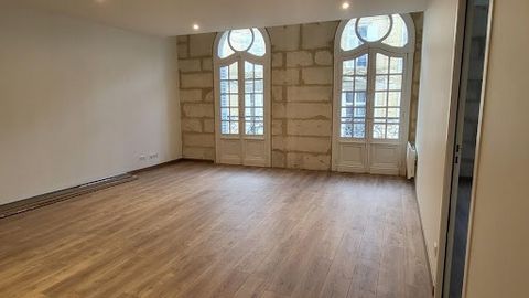 Beautiful apartment completely redone and comprising entrance with large cupboard, hallway, toilet, shower room, pantry, laundry room, large living room of 42.90 m² with fitted kitchen. This room is very well lit thanks to its 2 French windows underl...