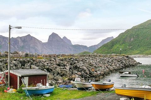 Acogedora casa de vacaciones en el pueblo pesquero de Mefjordvær en Senja. Con vistas al fiordo, hermosas rutas de senderismo en un magnífico paisaje costero y una rica pesca en el mar. La casa fue construida en 1924 y renovada en 2015. Consta de 3 d...