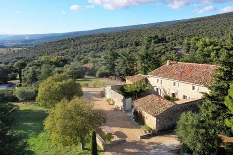 Facing the Colorado Provençal, this superb, fully-renovated 18th-century farmhouse with enclosed courtyard boasts over 275 m2 of usable floor space. First floor: living room, dining room and north-facing kitchen. Upstairs: 4 bedrooms (2 large south-f...