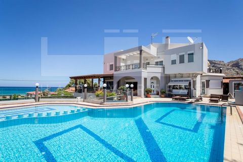 Denna villa till salu i Akrotiri, Chania ligger bara några meter från stranden med oändlig havsutsikt som aldrig kan gå förlorad. Villan har en total boyta på 411 kvm, byggd på en privat tomt på 1429 kvm och har 6 sovrum, 10 badrum, gym, bastu, bilja...