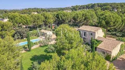 Discover this superb 270 sqm house located in Mouriès, nestled in the heart of a sumptuous one-hectare landscaped park. Built in 2005, this property offers a Provençal and traditional living environment. Situated in the picturesque surroundings of th...