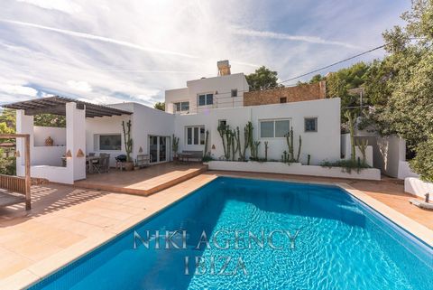 Charming house in Cala Molí with stunning sea views Charming house in Cala Moli with magnificent sea views. This stunning property in Cala Moli gives you the opportunity to live life in a coastal paradise, in a serene and private location that will t...