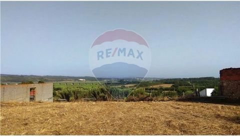 Plot of land composed of an urban article and two rustic buildables. Set located according to PDM in force in housing spaces type III. With 29 meters of road front and 80 meters of bottom, excellent sun exposure and open views make this the ideal pla...