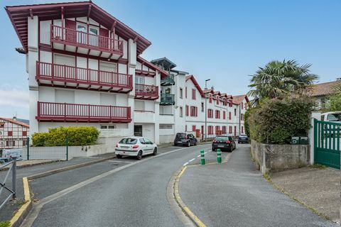 Construction of 2010 for this residence with elevator to the typical architecture of the Basque Country and PMR standards, you will find this 2-room apartment on the 2nd floor with a south exposure and an unobstructed view for beautiful area of about...