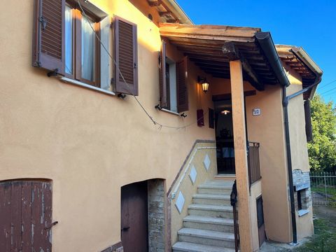 In Giano dell'Umbria im Weiler San Sabino bieten wir eine Doppelhaushälfte auf zwei Ebenen zum Verkauf an. Das Haus liegt im ersten Stock und ist über eine bequeme Außentreppe erreichbar. Es besteht aus einem Wohnzimmer mit Kochnische, zwei Doppelzim...