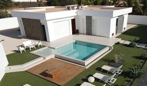 Deze eigentijdse architect ontworpen woning in de vorm van een kruis (+) is uniek qua design in Senegal! Het is ontworpen met hoogwaardige materialen in 2021 en bestaat uit een open ruimte van 120 m² met een centrale keuken die uitkomt op de woonkame...