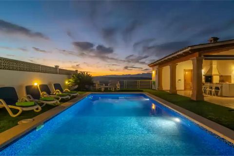 Great townhouse with a private pool in the center of Santa Margalida. It has a capacity for 8 guests. This wonderful townhouse offers a refreshing private saltwater pool in its backyard from where you can admire the views of the surrounding fields. T...
