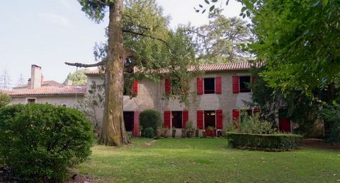 Sublime prioress from the 11th, 15th, and 17th centuries, of exceptional character with a surface area of 360m2 in a green setting with magnificent century-old trees in a park with a surface area of 5500m2. Very beautiful house full of charm for love...
