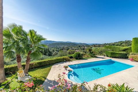 Discover this magnificent 290 m² Provencal house with 5 bedrooms and breathtaking panoramic views of Lake Saint-Cassien and the sea. This property is set in absolute peace and quiet, just minutes from amenities and on foot from the village. On the fi...