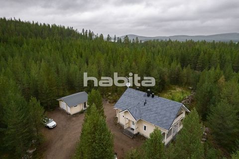 Linda casa de madeira disponível em Ketovaara, Kemijärvi! Esta casa de campo possui quatro quartos, uma espaçosa sala de estar e uma cozinha de alta qualidade. As comodidades incluem ligações de água e electricidade, uma garagem e um armário de secag...
