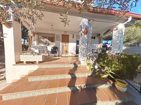 Magnificent detached villa for sale with a constructed area of 195 m2 and useful area of 170 m2. Spread over two floors, this home offers ample space for the whole family. On the ground floor, you will find a bright living room with fireplace, equipp...