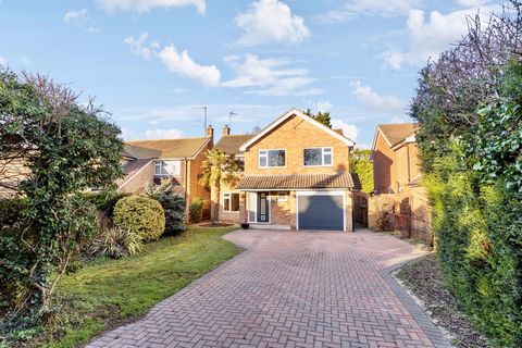 An extended and fully refurbished four bedroom detached family home with open plan living, located along a sought after private road in the desirable Bedfordshire village of Eaton Bray. Nestled along the highly popular private road of The Comp, Eaton...