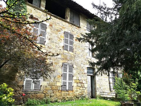In the protected area of the historic center of Figeac, ideally located, we offer this island to be completely renovated. On a plot of 650 m² (430 m² of courtyard and garden), 2 adjoining buildings make up the building: - a main house with a beautifu...