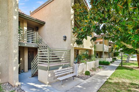 Wonderful Oaknoll Villas condo. The living room features gorgeous Acacia hardwood flooring, vaulted ceiling, and brick fireplace. Kitchen with electric oven/range, microwave, refrigerator (included), and dishwasher. Dining area. Bathroom with granite...