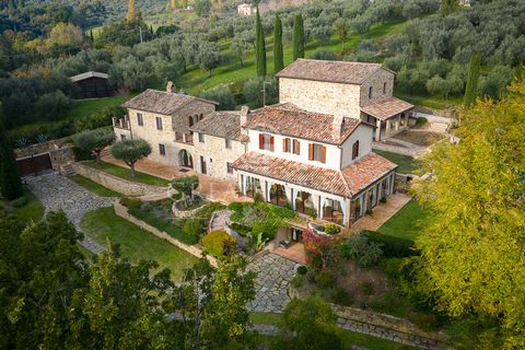 Fascinating property immersed in a highly valuable naturalistic context. Farmhouse with swimming pool and olive grove, a few steps from the sanctuary of San Damiano in a hilly position. The property is currently made up of two independent but connect...