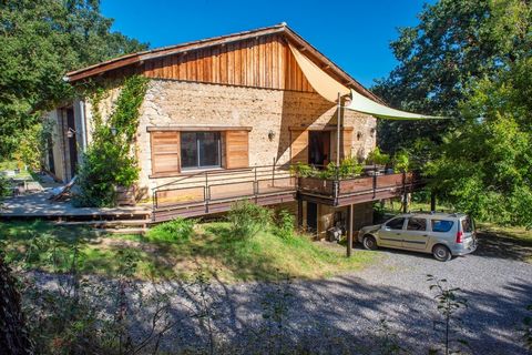 In Occitanie, in the department of Tarn-et-Garonne, just a few minutes from a village with shops, school and amenities but in an oasis of nature, we present to you this old barn completely renovated into a comfortable family home and ecological. It i...