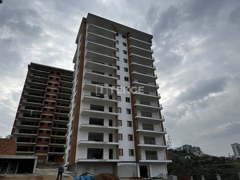 Investerings Appartementen in een Groot Complex met 10.000 m² Groen in Akçaabat Trabzon De appartementen zijn gelegen in Akçaabat, een zich voortdurend ontwikkelende wijk van Trabzon. Het appartementencomplex ligt op loopafstand van de dagelijkse beh...
