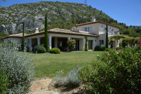 Just 20 minutes from Cassis, close to Marseille and Aix-en-Provence, on the edge of a natural area on the heights of Gemenos, sublime property with uninterrupted views of the Garlaban mountain range, a beautiful Tropez-style bastide of approx. 350m2 ...