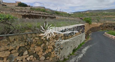 This land is at , 38629, San Miguel de Abona, Santa Cruz de Tenerife, at El Roque. It is a land that has 1921 m2 of which 272 m2 are useful . It has solar.
