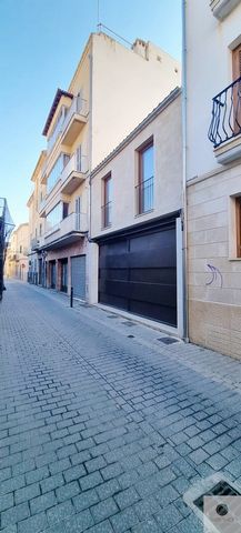 Discover a versatile and spacious property in the heart of Sa Pobla, Mallorca, offering a combination of commercial and residential spaces. This multi-story building is a unique opportunity for those looking for a strategic investment or a place to c...
