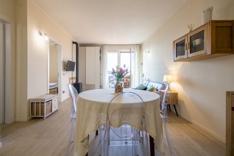 We are pleased to present this charming, recently renovated one-bedroom apartment in Costermano sul Garda, located in a quiet scenic area with breathtaking views of Lake Garda. The apartment, which offers unique moments thanks to the sunsets visible ...