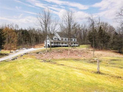 EYE CATCHING COUNTRY COLONIAL in historically significant Warwick, NY, an alluring Hudson Valley town full of gentleman farms, rolling hills and a distinctive downtown with local shops, restaurants and services approximately 55 miles north of NYC. Lo...